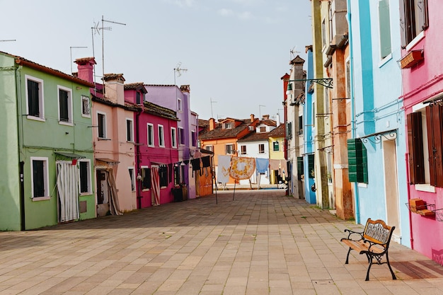 Strada con case colorate sull'isola di Burano al mattino. Italia.