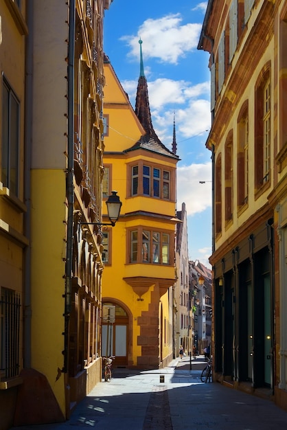 Strada con case storiche nel quartiere Petite France di Strasburgo, Francia