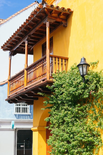 Strada con lampione e piante rampicanti a Cartagena De Indias Colombia