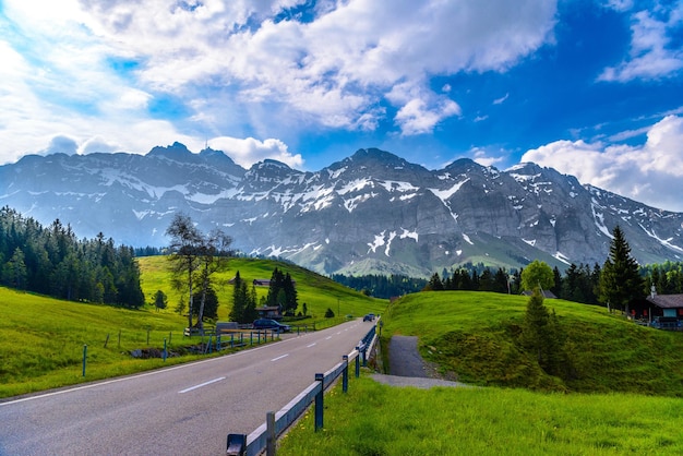 Strada con montagne innevate delle Alpi Schoenengrund Hinterland Appen