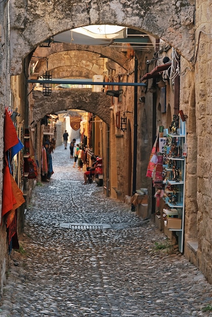 Strada con negozi di souvenir nella città vecchia di Rodi