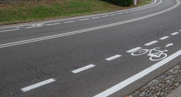 Strada con pista ciclabile