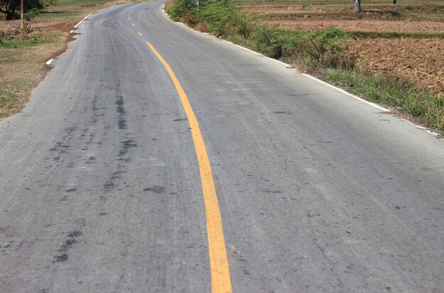 strada con una linea gialla