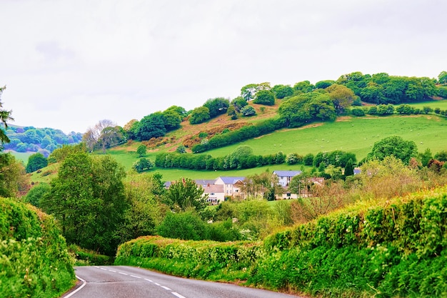 Strada con verdi colline al Parco Nazionale di Snowdonia nel Galles del Nord nel Regno Unito.