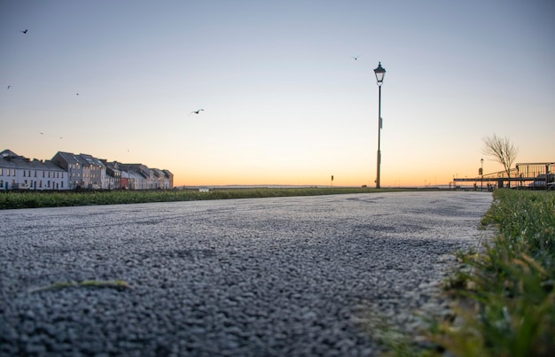 Strada congelata nella fredda mattina d'inverno europea a galway irlanda