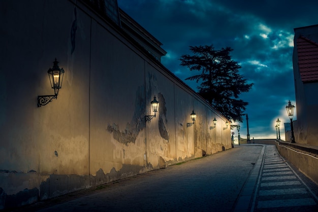 Strada costruita contro il cielo di notte