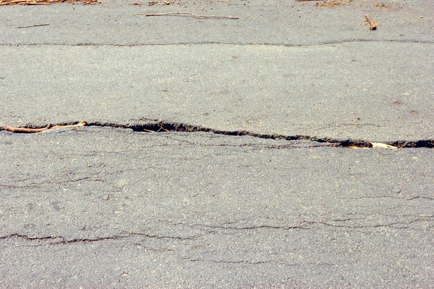 Strada crollata e crepe di affondamento