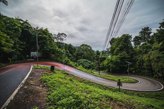 Strada curva a gomito su koh chang trat thailandKo Chang island conosciuta anche come 'Elephant Island' chiamata per il suo promontorio a forma di elefante