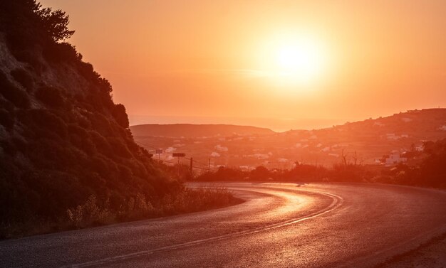 Strada curva al bel tramonto