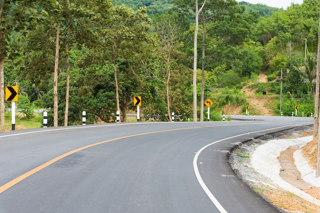 strada curva dell'asfalto