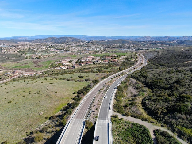 Strada curva e in discesa con case nel sobborgo di San Diego California USA