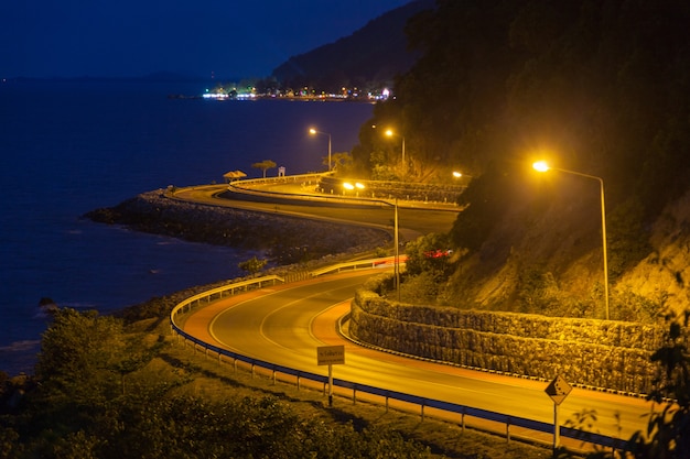 Strada curva in riva al mare.