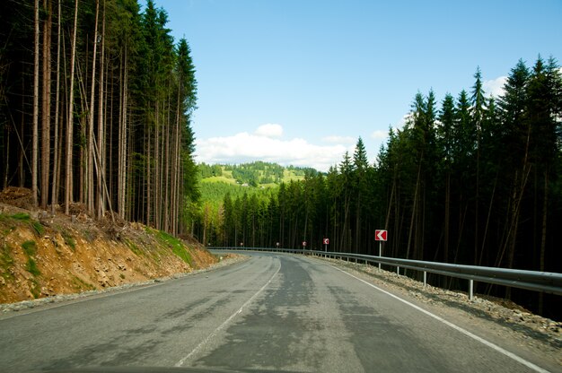 Strada curva vuota