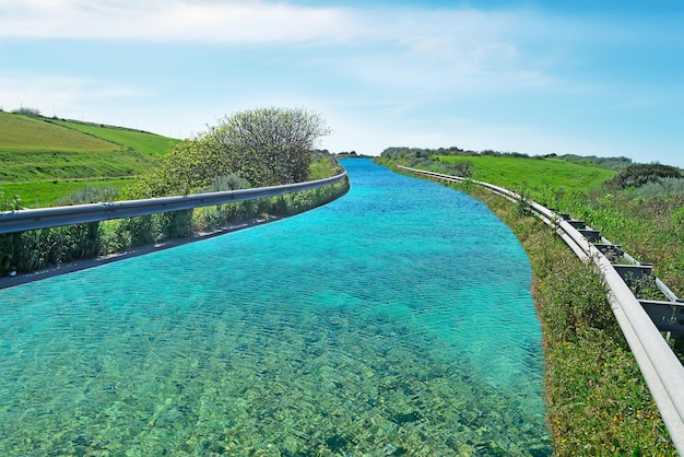 Strada d'acqua in campagna