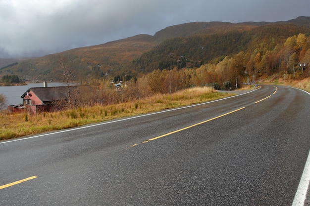 Strada d'autunno sulle montagne norvegesi