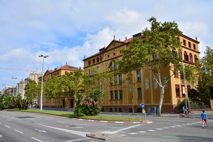 Foto strada da edifici in città contro il cielo