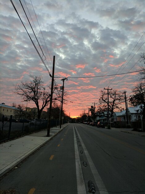 Strada da pilastro elettrico contro il cielo durante il tramonto