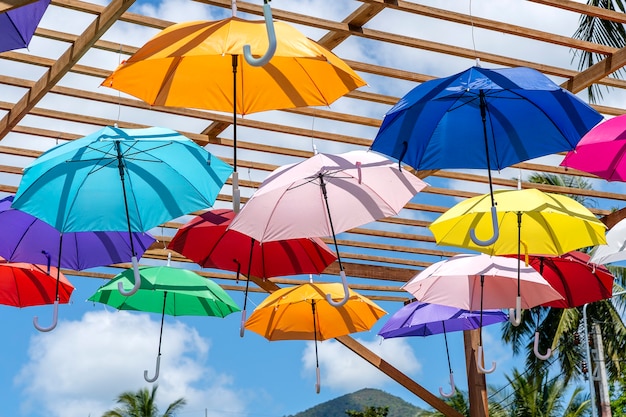 Strada decorata con ombrelloni colorati, isola di Koh Phangan, Thailandia. Ombrelloni colorati appesi, all'aperto