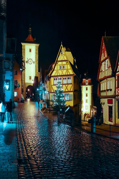 Strada decorata per il Capodanno e il mercato di Natale a Rothenburg ob der Tauber Baviera Germania 22 dicembre 2022