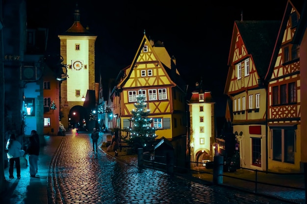 Strada decorata per il Capodanno e il mercato di Natale a Rothenburg ob der Tauber Baviera Germania 22 dicembre 2022