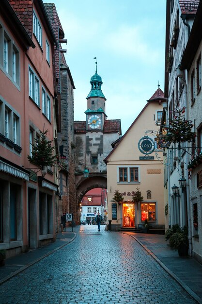 Strada decorata per il Capodanno e il mercato di Natale a Rothenburg ob der Tauber Baviera Germania 22 dicembre 2022