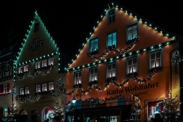 Strada decorata per il Capodanno e il mercato di Natale a Rothenburg ob der Tauber Baviera Germania 22 dicembre 2022