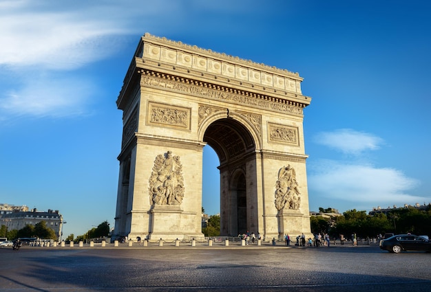 Strada degli Champs Elysee che conduce all'Arco di Trionfo a Parigi, Francia