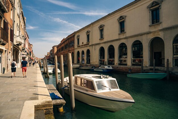 Strada del canale nell'isola di Murano Venezia italia nov 2021