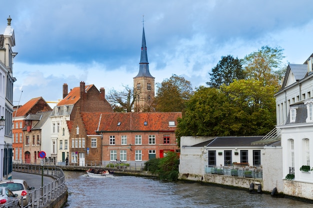 Strada del centro storico di Bruges con canale, Belgio