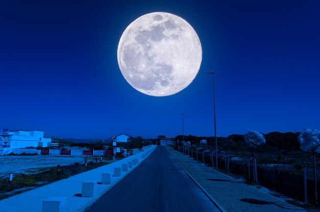 Strada del deserto vicino alla spiaggia di notte