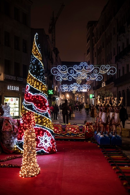 Strada del mercato nella città di Salamanca decorata per Natale