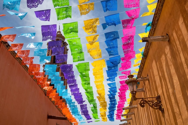 Strada del Messico con decorazioni colorate