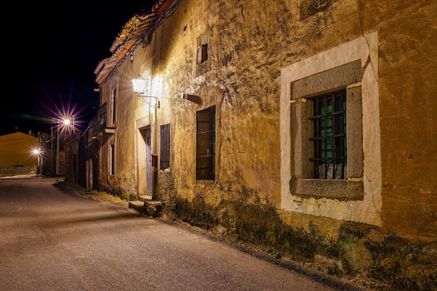 Strada del villaggio spagnolo di notte con vecchie case di pietra.