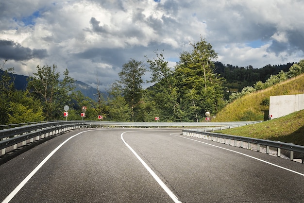 Strada dell'altopiano attraverso le montagne