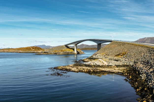 Strada dell&#39;Oceano Atlantico sotto cielo blu in Norvegia