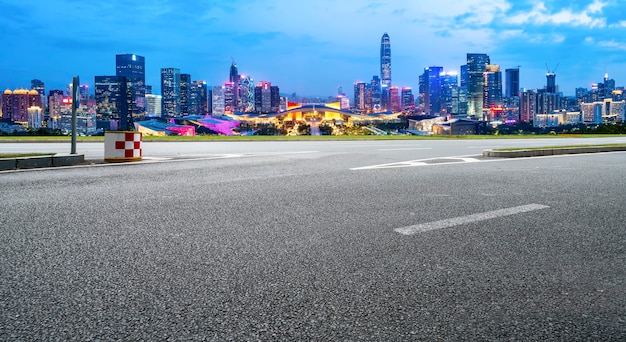 Strada della città attraverso edifici moderni in Cina