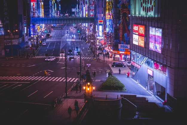 Strada della città da edifici illuminati di notte