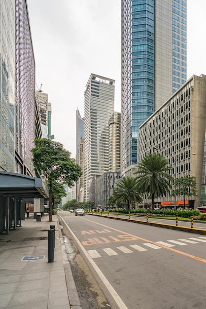 Strada della città da edifici moderni contro il cielo