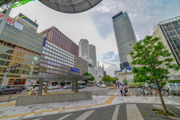 Strada della città da edifici moderni contro il cielo