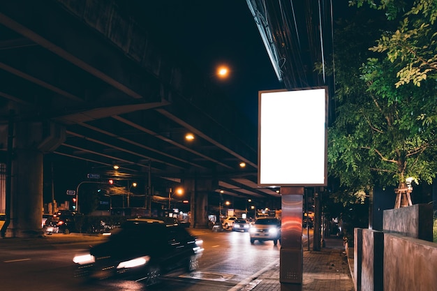 Strada della città di notte