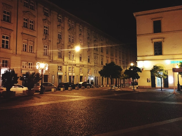 Strada della città di notte
