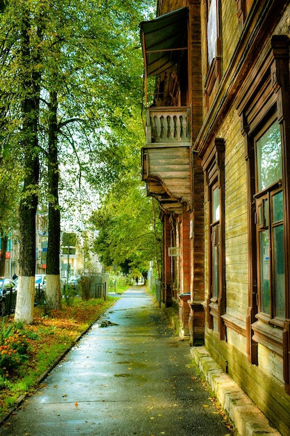 Strada della città vecchia in autunno