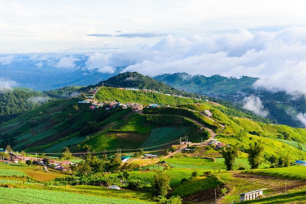 Strada della montagna a (phu tubberk) nel parco nazionale di Phu Hin Rong Kla, provincia di Phetchabun, Tailandia