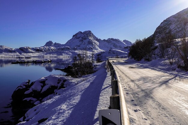 Strada della neve nella spiaggia di Kvalvika