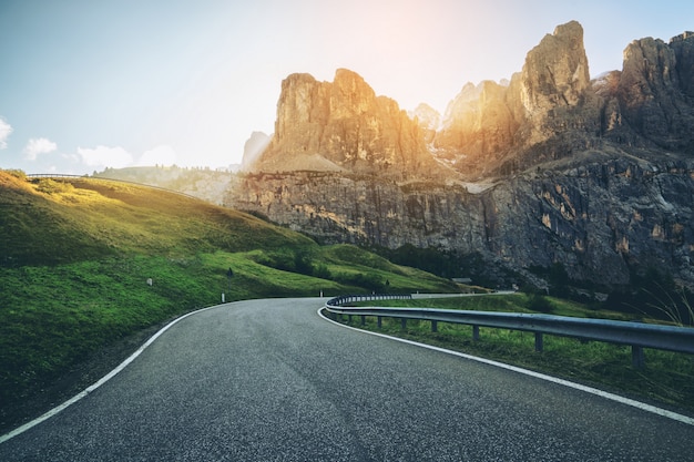 Strada della strada principale della montagna della dolomia - Italia