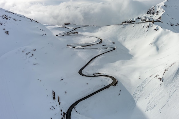 Strada di alta montagna nelle Alpi austriache