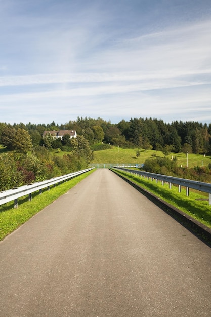 Strada di campagna che passa attraverso un paesaggio, Germania