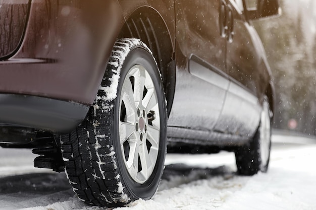 Strada di campagna con auto in una giornata invernale nevosa