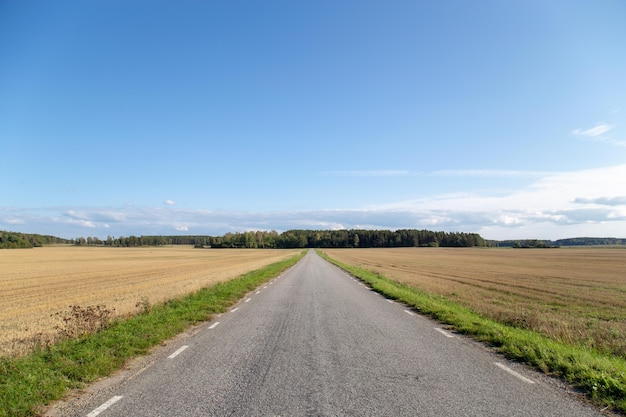 Strada di campagna con cielo blu.