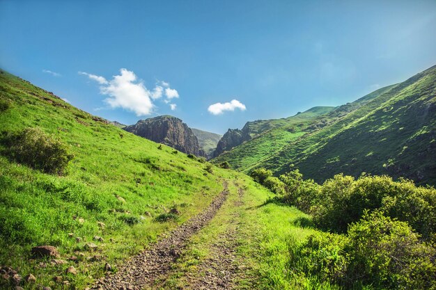 Strada di campagna in montagna in cielo